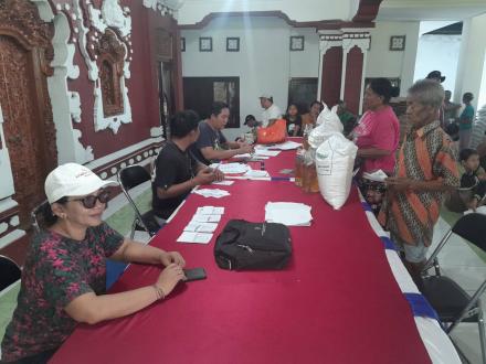 Pembagian Beras Bantuan Pangan
